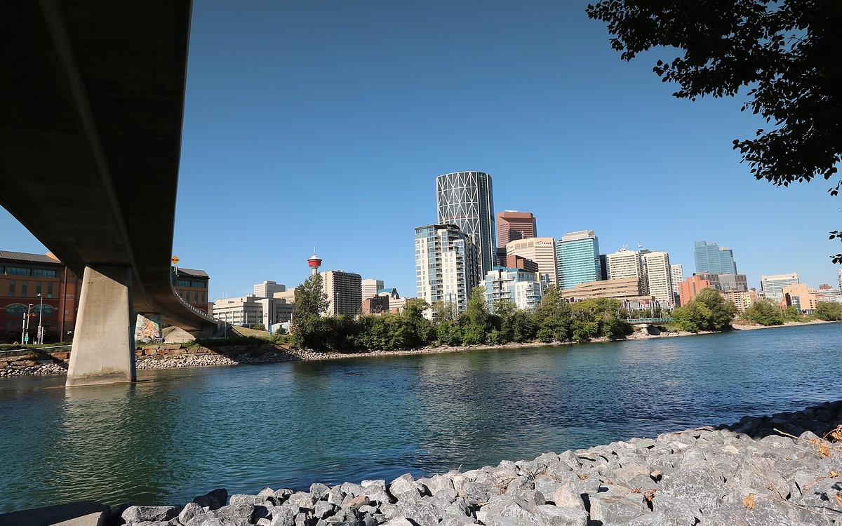 卡尔加里：弓河（Bow River）岸天际线