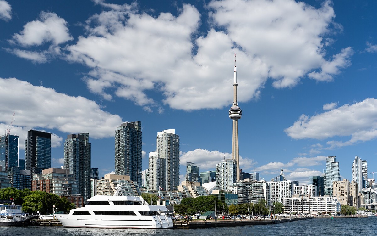 多伦多：CN Tower 与安大略湖岸天际线