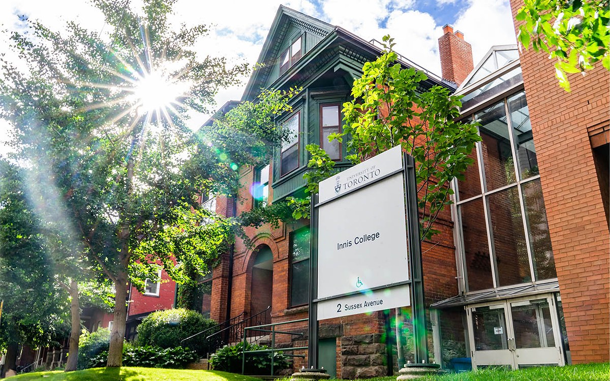 因尼斯学院（Innis College）2 Sussex Avenue 入口，门前立有 University of Toronto 校名标牌