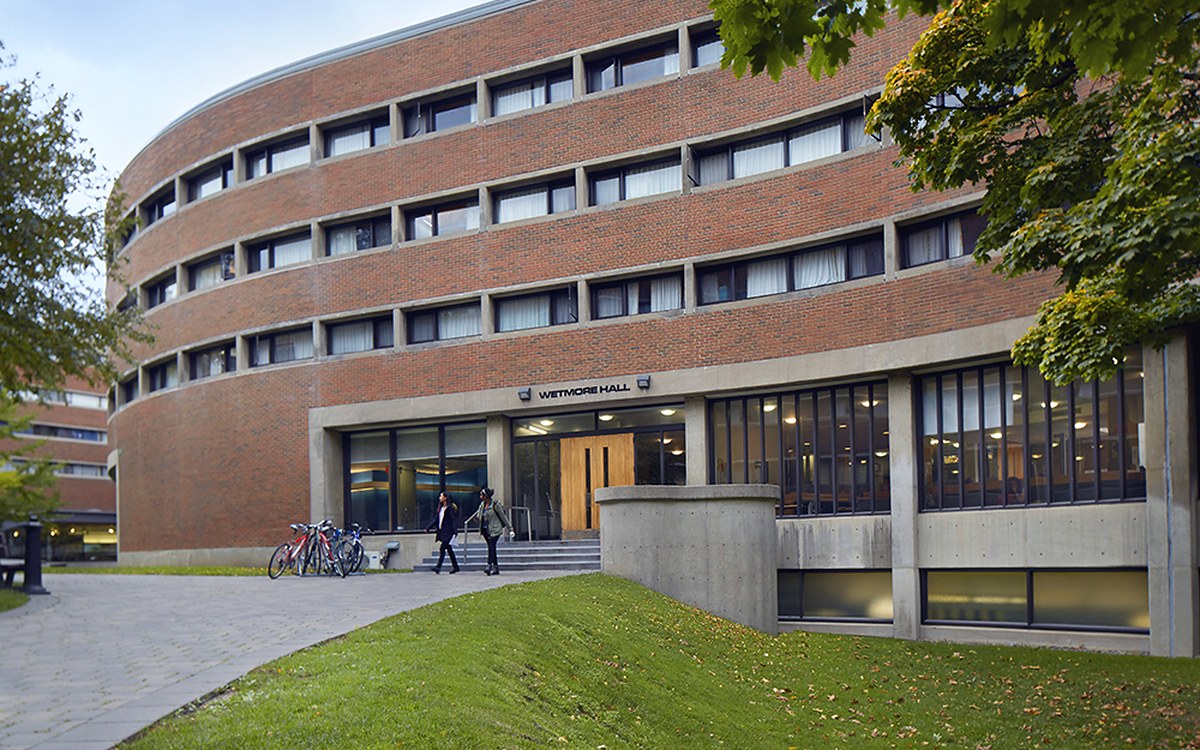 新学院 Wetmore Hall 弧形砖楼外观