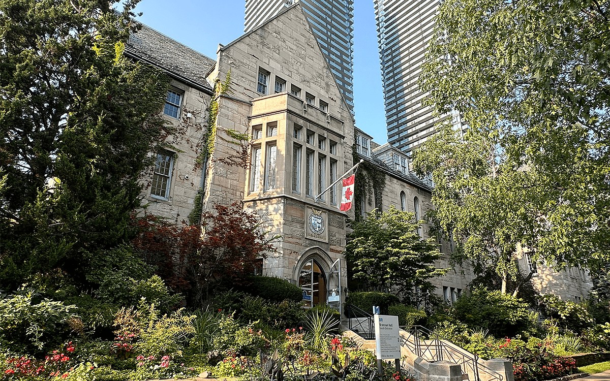 圣迈克尔学院 Brennan Hall 正门与花园