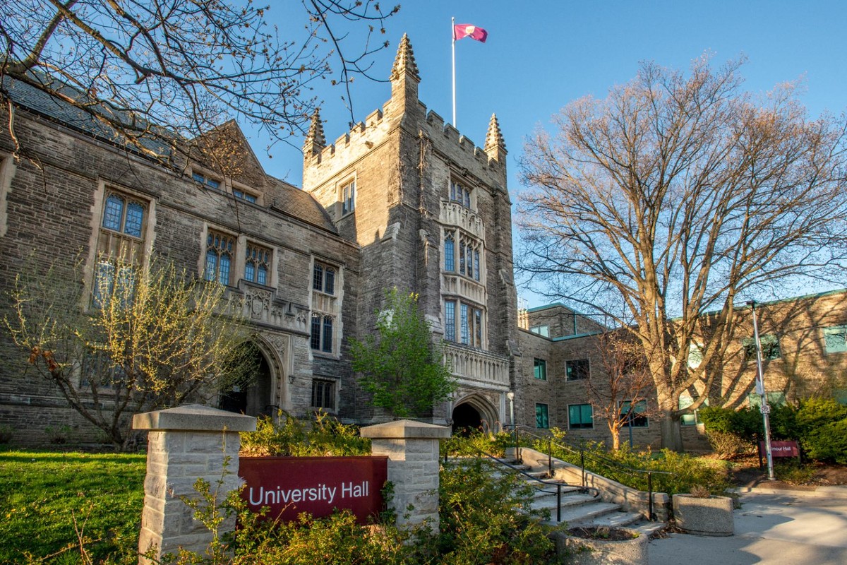 麦克马斯特大学：University Hall 主楼与校名牌