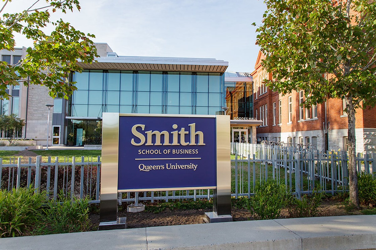 皇后大学：Smith 商学院校名标牌与 Goodes Hall