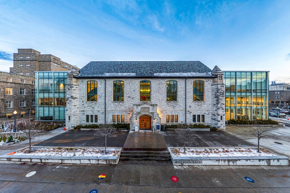 皇后大学：Mitchell Hall 与玻璃连廊