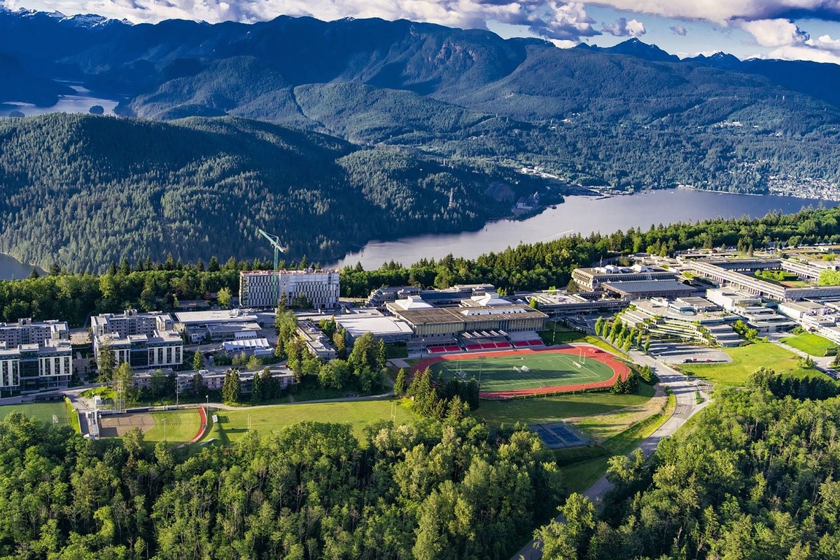 西蒙菲莎大学：本拿比山主校区全景与 Burrard 内湾