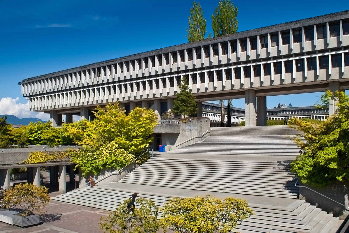 西蒙菲莎大学：Convocation Mall 大台阶与广场