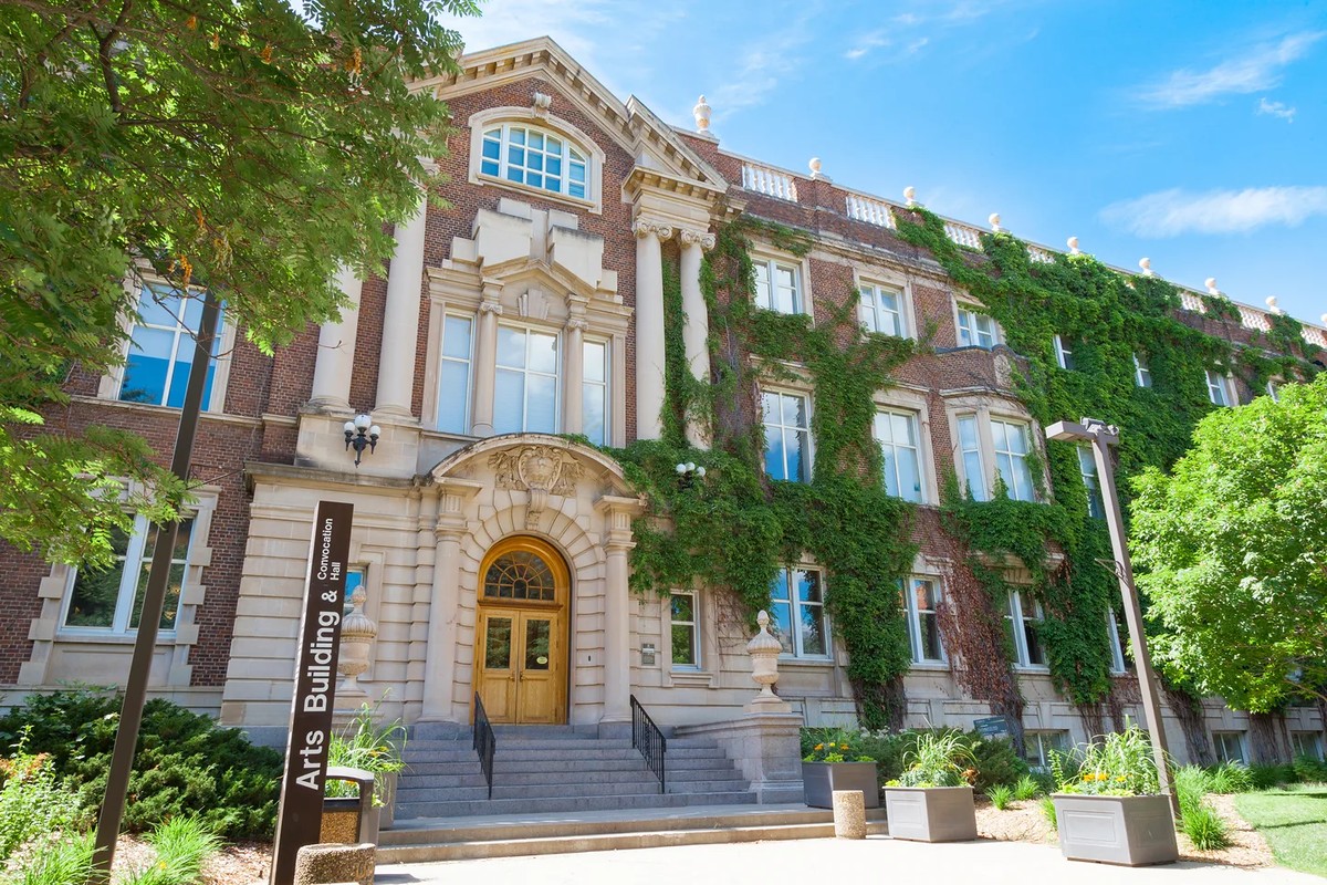 阿尔伯塔大学：Arts Building 与 Convocation Hall 入口