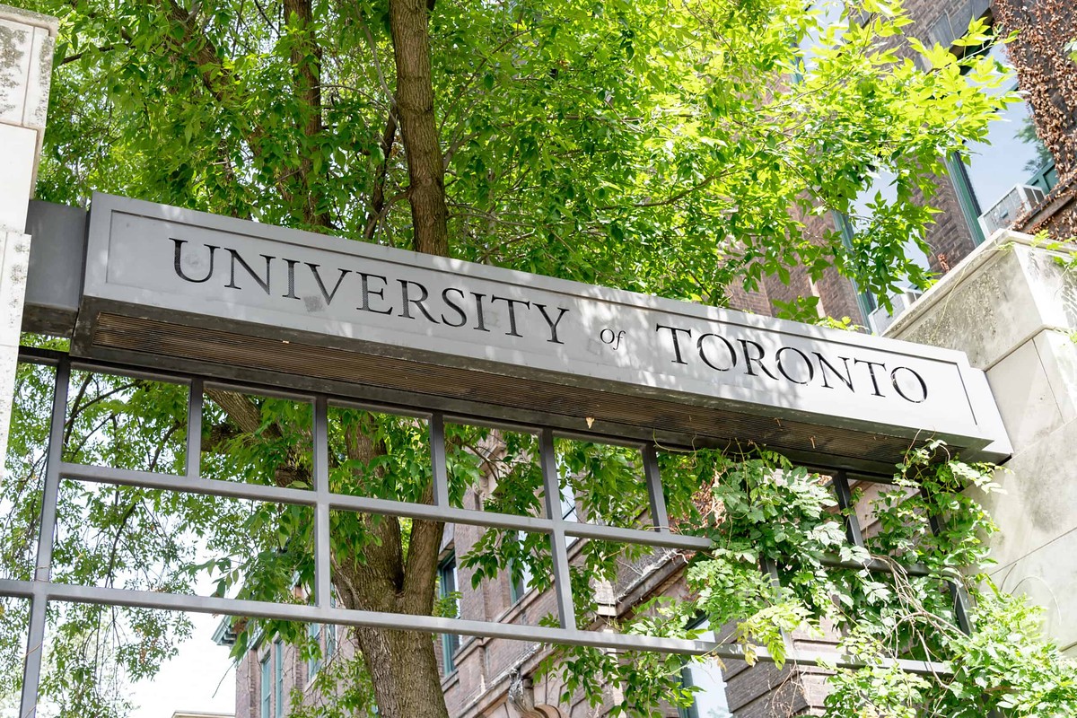 多伦多大学：University of Toronto 校名标牌