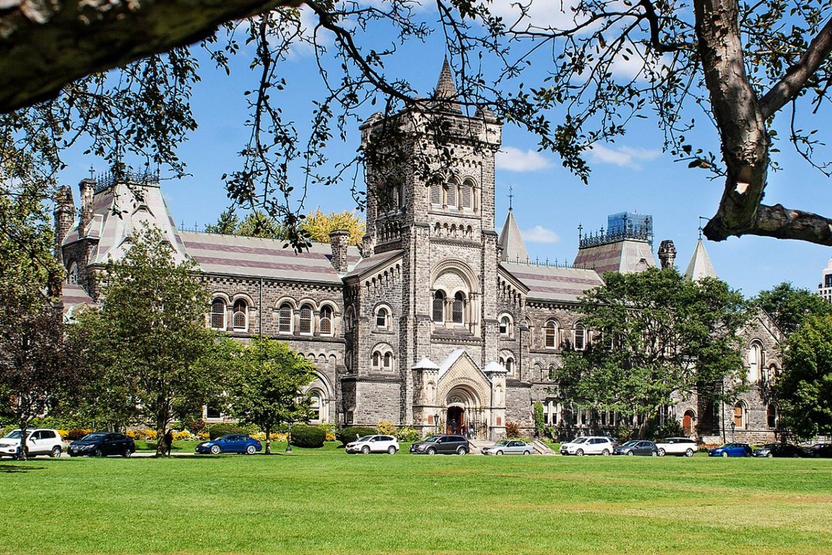 多伦多大学：University College 主楼与 Front Campus