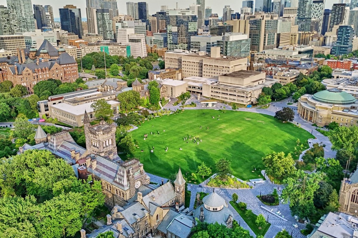 多伦多大学：Front Campus 草坪与市区天际线