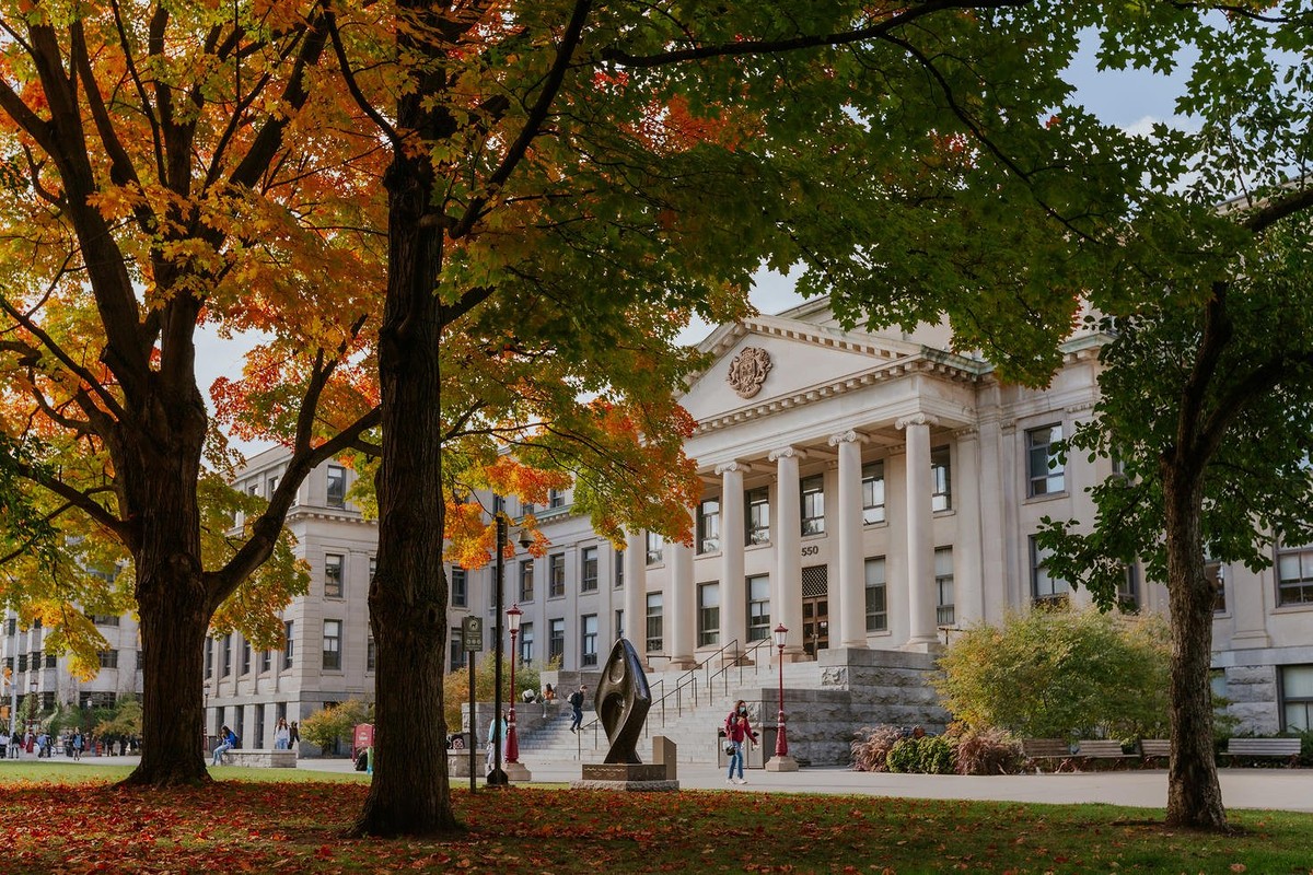 渥太华大学：Tabaret Hall 主楼与草坪