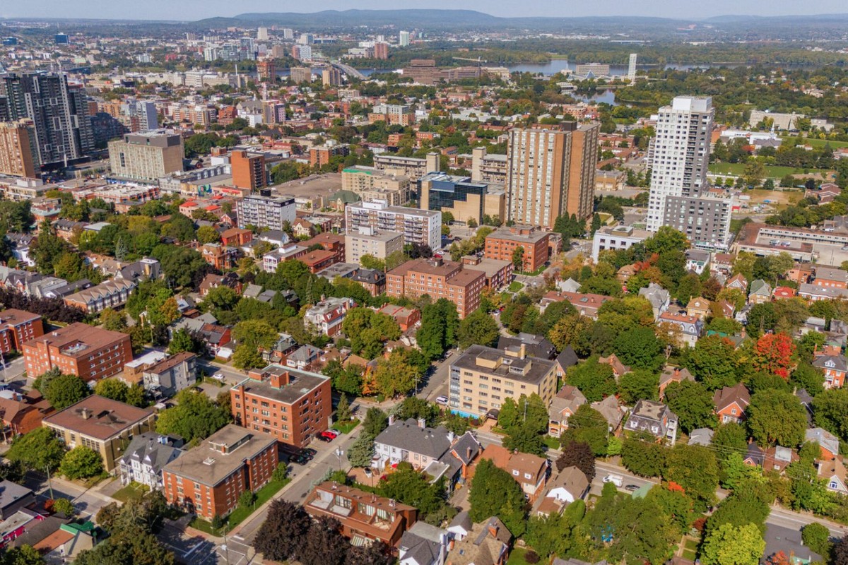 渥太华大学：校园所在的 Sandy Hill 街区与市中心天际线