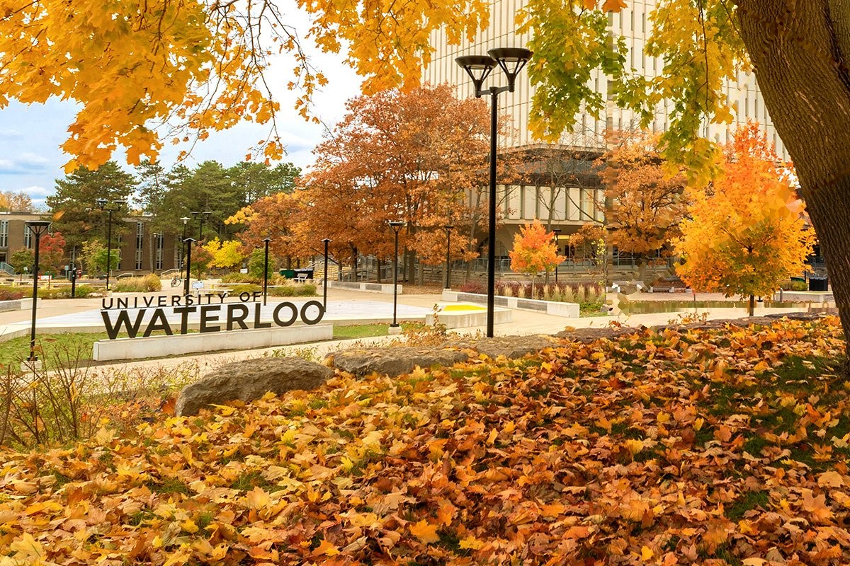 滑铁卢大学：University of Waterloo 校名石标